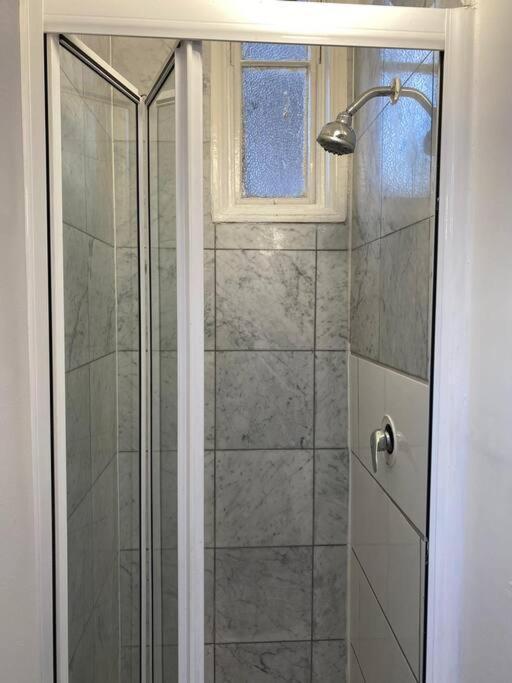 F14- Single Studio Shared Shower/Toilet Near Paddington Londen Buitenkant foto